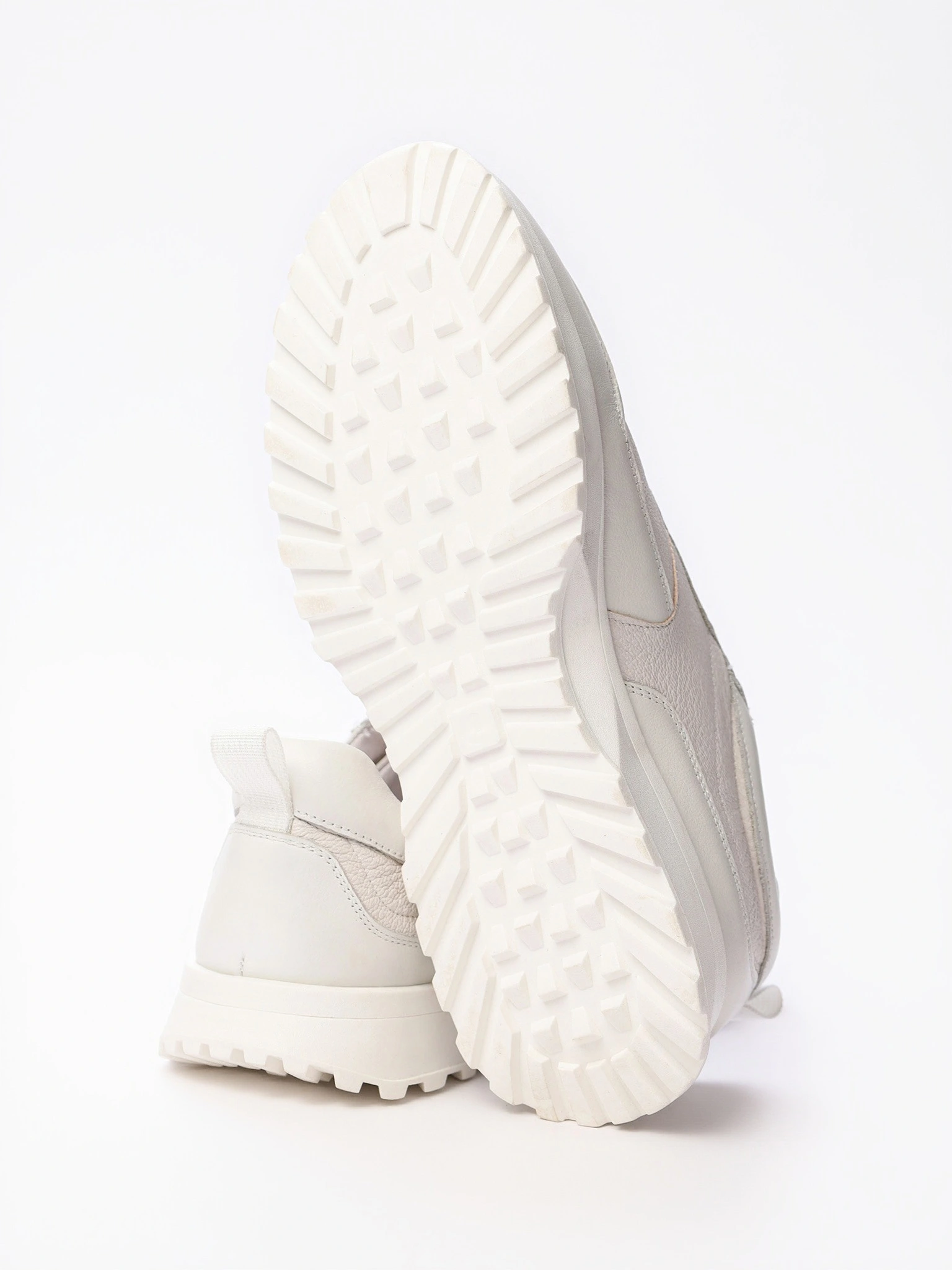 Кроссовки белого цвета на средней подошве